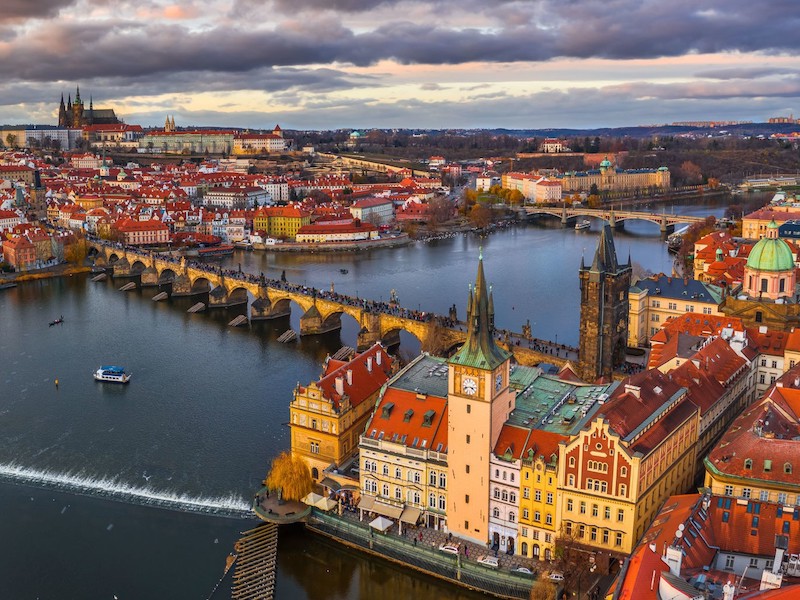 Prague in a Day Tour with Castle, Brewery Lunch, and River Cruise